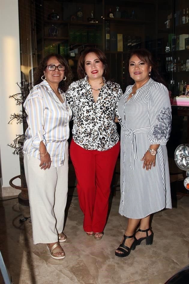 Leonor, Verónica, Alma Falleth, hermanas de la festejada
