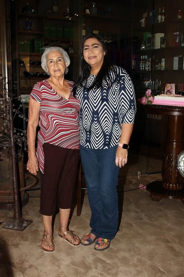 María de los Angeles Martínez Loera y Alicia Izaguirre Martínez, suegra y cuñada de la festejada