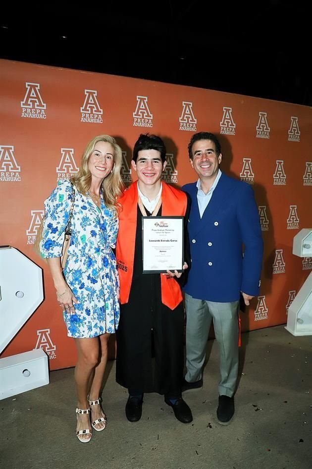 María Garza de Estrada, Leonardo Estrada Garza y Gonzalo Estrada