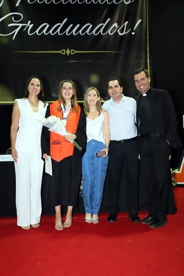 Yolanda Cárdenas de Martínez, Paulina Guajardo Salas, Susana Salas de Guajardo, Marcelo Guajardo Martínez y Julio Muñoz L.C.