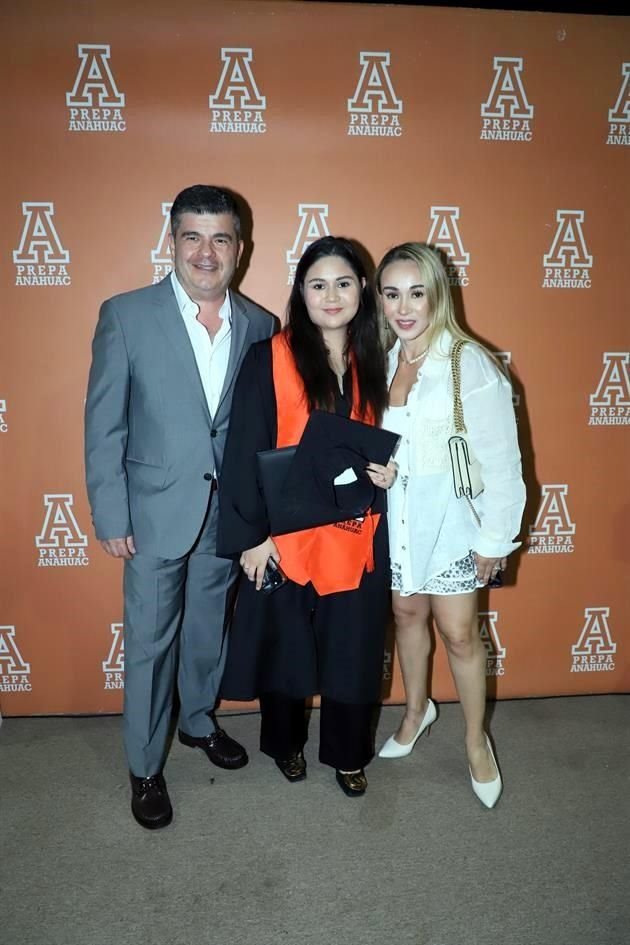 Jorge García, Isabella García Chavarría y Flor Chavarría de García