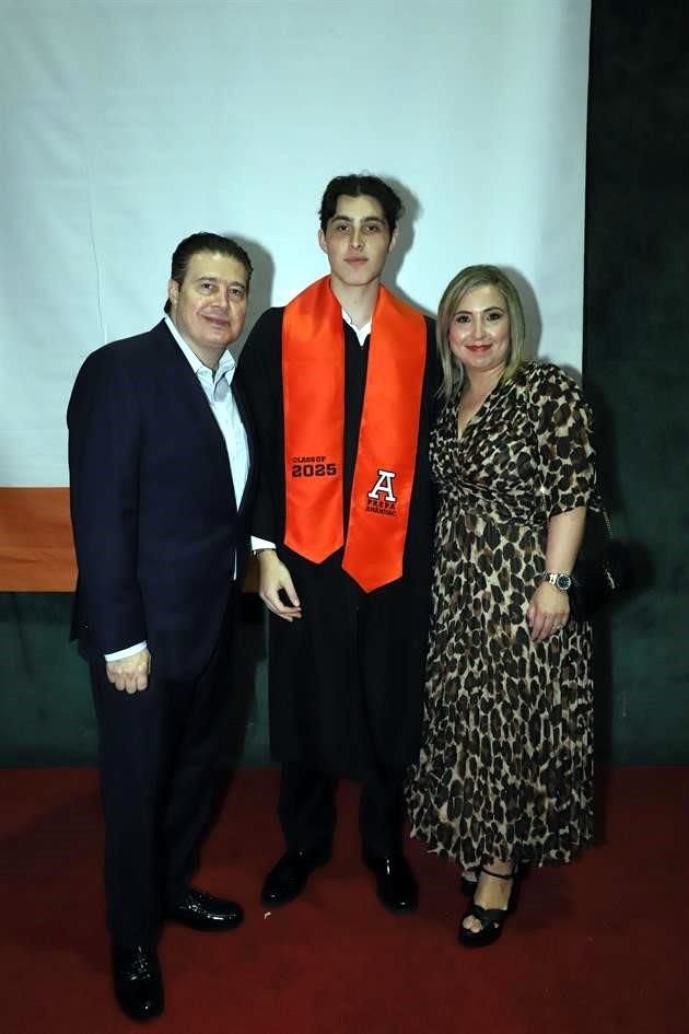 Omar García, Daniel García y Susy Valle de García