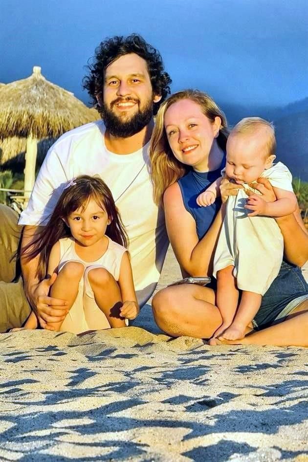 Lyzzie Iracheta y Aziel Martínez acompañados de Liam y Leiza