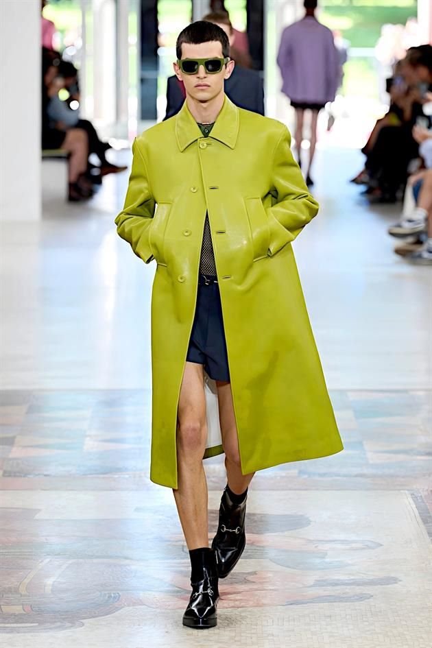 Gabardinas renovadas para la lluvia: cortes modernos, colores vibrantes y materiales resistentes para brillar en cada chaparrón.