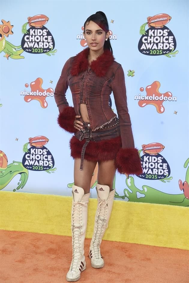 La actriz y cantante Kylie Cantrall desluce en la alfombra del KCA 2025.