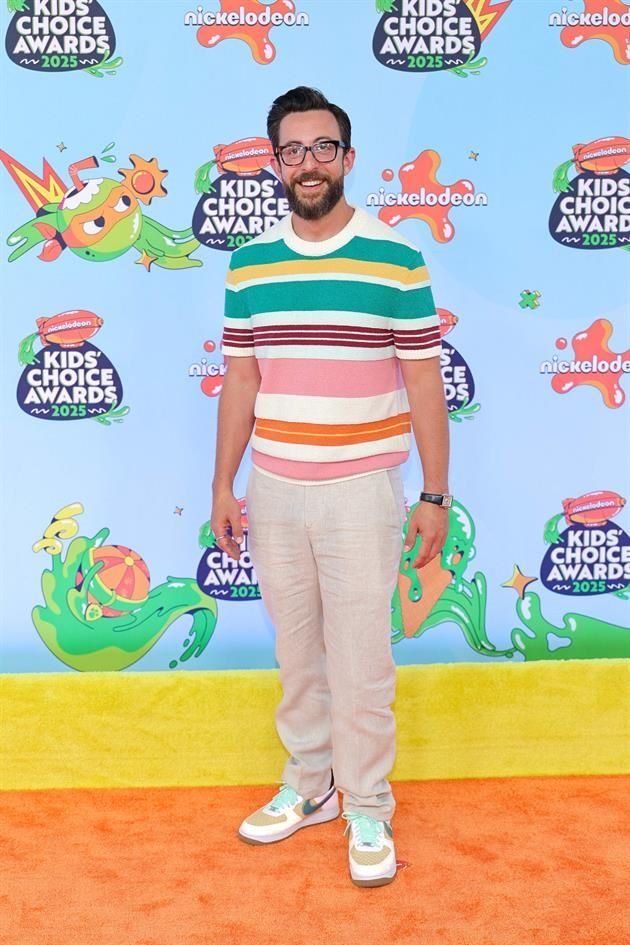 El actor Adam Rose se viste para la ocasión en los Kids' Choice Awards 2025.