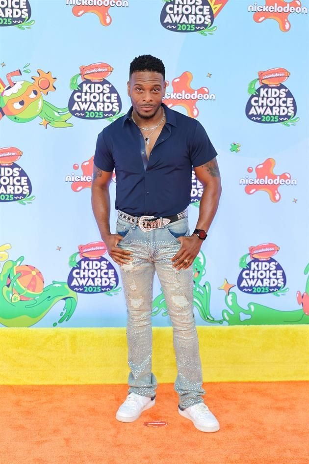 El actor y comediante Kel Mitchell luce su guardarropa en los premios Kids' Choice Awards 2025.