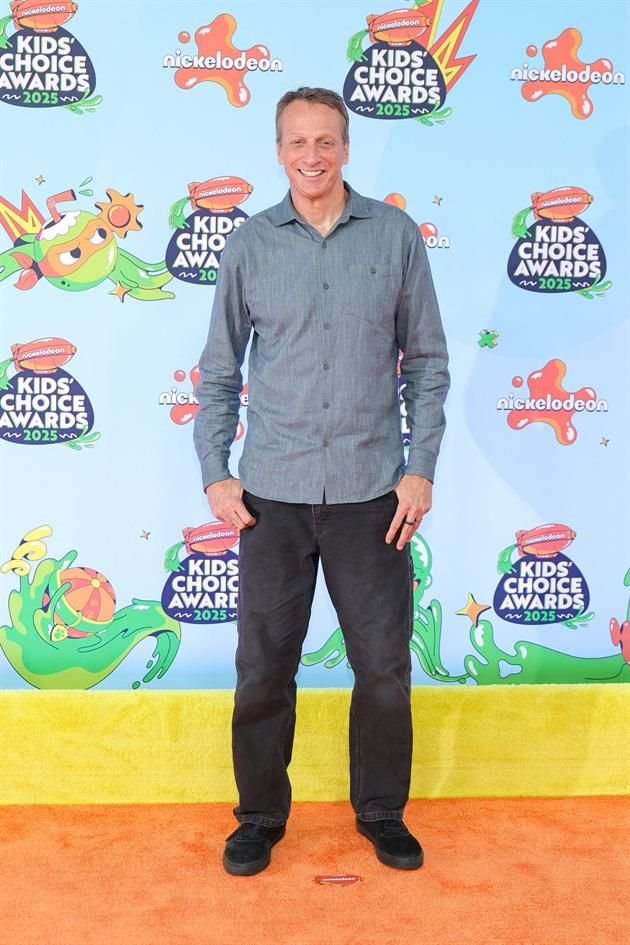 El actor Tony Hawk se viste para la ocasión en la alfombra de los Kids' Choice Awards.