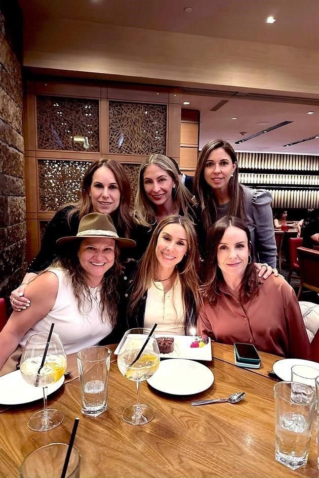 Valerie Toussaint de Fautsch, Vanessa Villarreal de Martínez y Mónica Sada de Treviño. Al frente: Bárbara Martínez de García, Daniela Salazar de Plancarte y Luisina Garza de Pérez