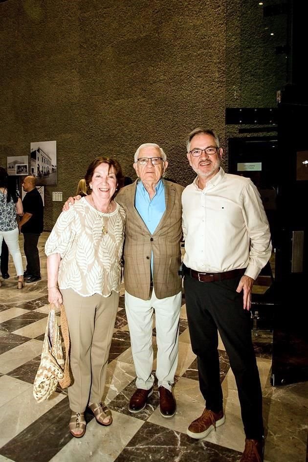 Mina Rivera de Llaguno, Juan Llaguno y Daniel Llaguno