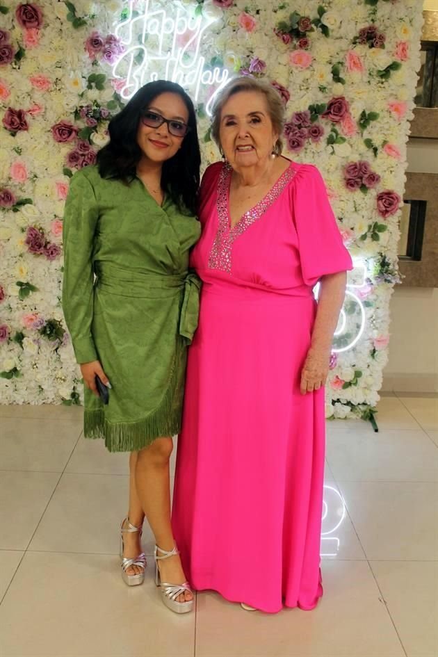 Viviana Gutiérrez y Alicia Cabriales de Reséndez