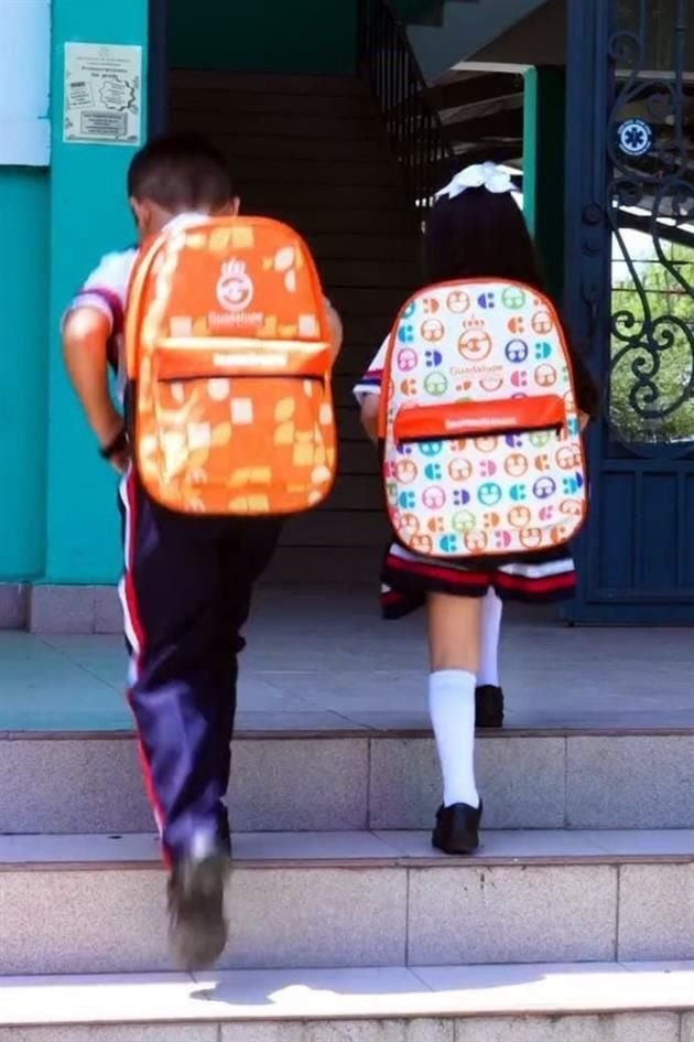 El programa denominado 'Crecemos con todo en la mochila' incluye la entrega de útiles y mochilas.