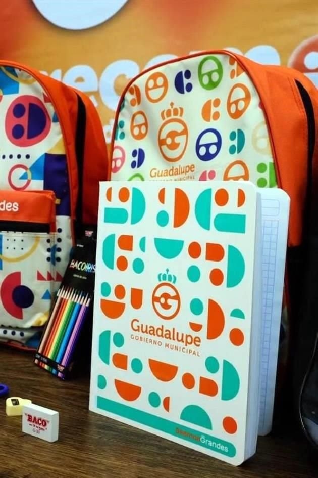 Al ser interrogado sobre el color de las mochilas, que en imágenes aparece que son color naranja con blanco, el edil aseguró que no todas las mochilas son en esa tonalidad.
