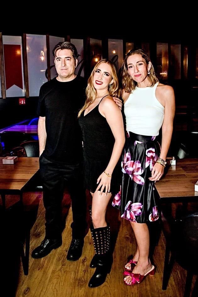 LA CANTANTE CON SUS PAPÁS. Alfredo García y Mara Garza