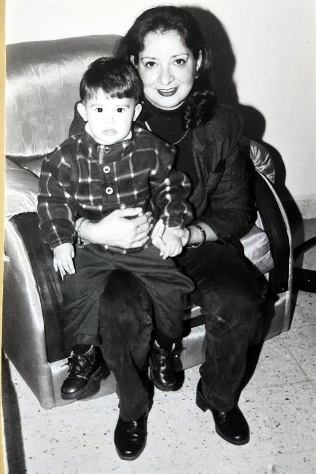 Martha Beatriz Lazo Sáenz junto con su nieto, Iván Jair González Mercado