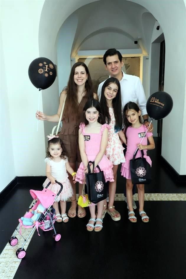 Milarca Fernández de Garza y Eugenio Garza con sus hijas Anesca, Alegra, Albana y Alondra