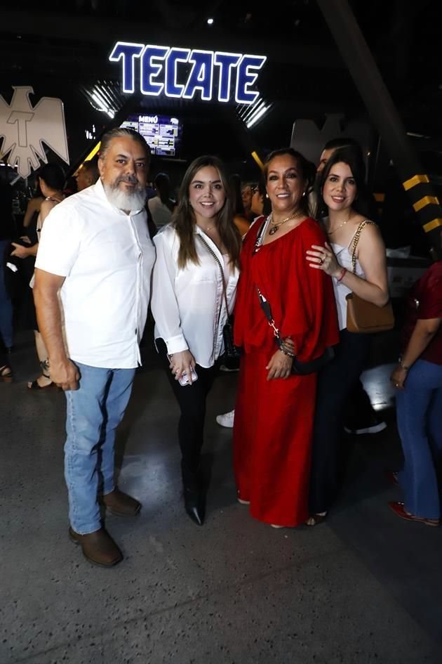 Carlos Rodríguez, Natalia Rodríguez, Maricela de León y Gabriela Rodríguez