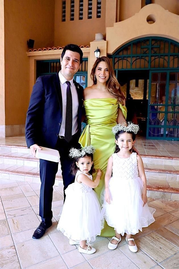 Javier Lamothe y Pau Azcúnaga de Lamothe con sus hijas Vanessa y Vivián