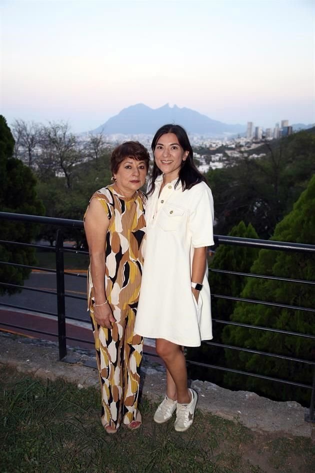 Luz María Ferrer y Nadia Domínguez Ferrer