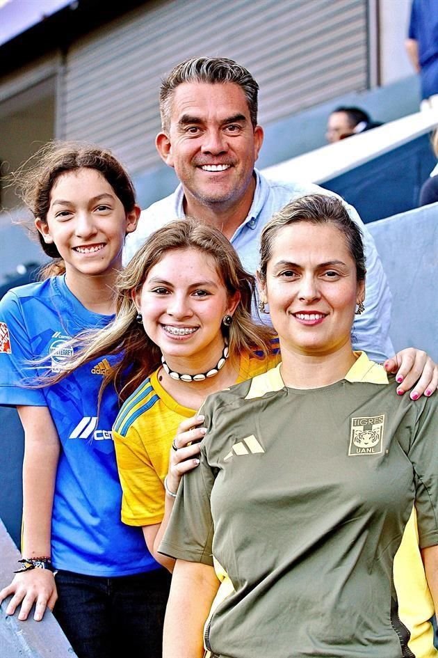 Luis Treviño, Rebeca Treviño, Regina Treviño y Mónica Montalvo