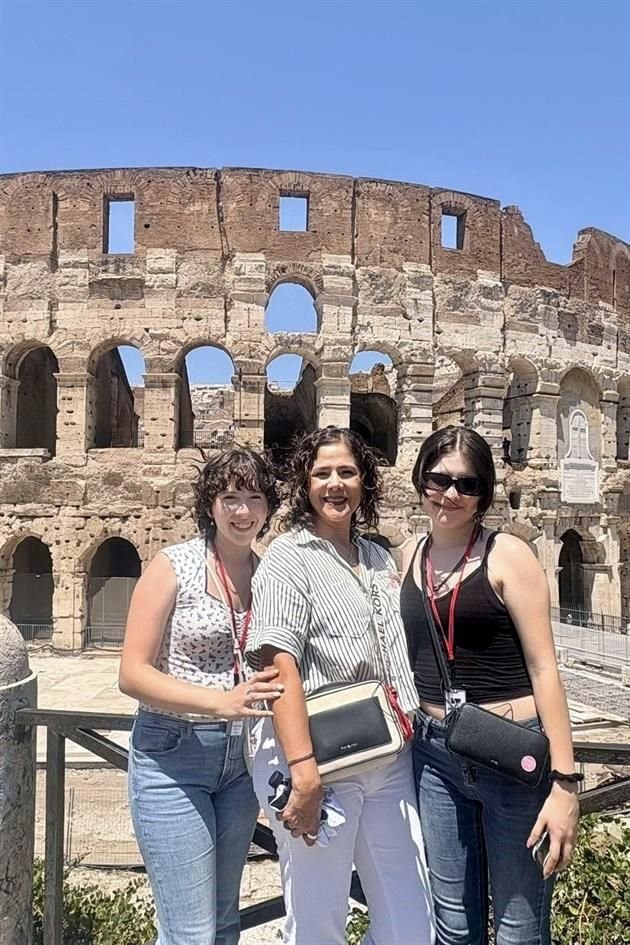 Mireya Montalvo con Eli y MariJo