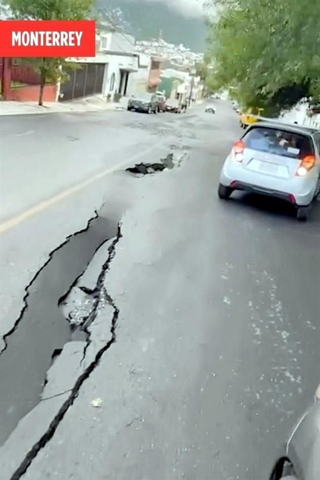 Tras las lluvias de la noche del martes aparecieron hundimientos en la calle Paseo de Santa Anita, en la Colonia Satélite.