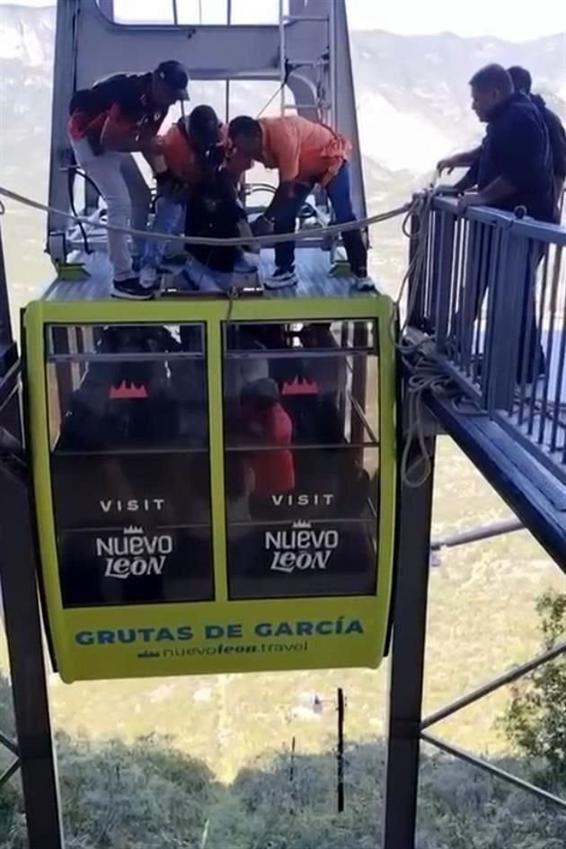 Una de las afectadas captó en video, cuando elementos de seguridad del parque sacaban de la cabina del teleférico a los paseantes.