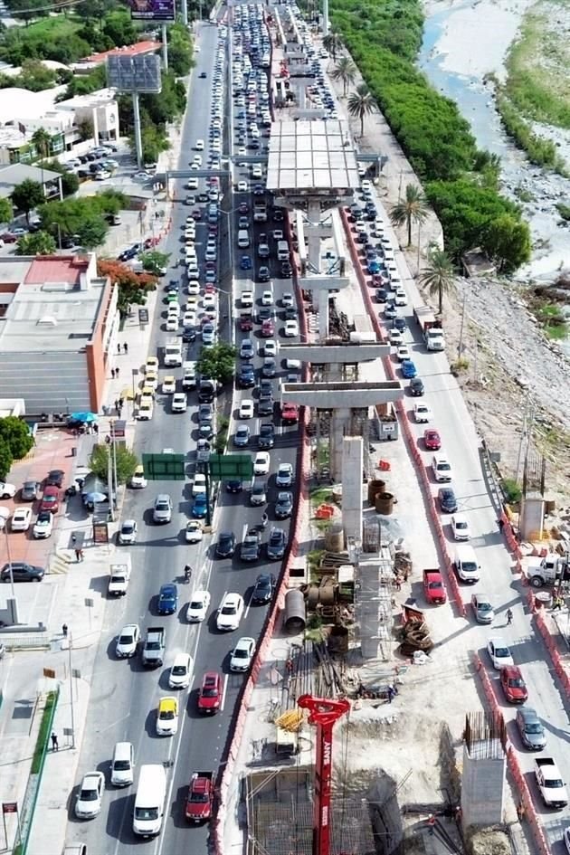  La cimentación de una estación de la L6 provocó el cierre de dos carriles frente al Hospital de Ginecología, causando un gran embotellamiento.