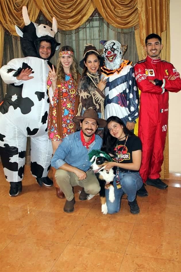 Pedro González, Ailyne Quintanilla, Maribel Sierra, Ricardo Quintanilla, Roberto Quintanilla y Christian Quintailla y Paola Vázquez con su mascota 'Kai'