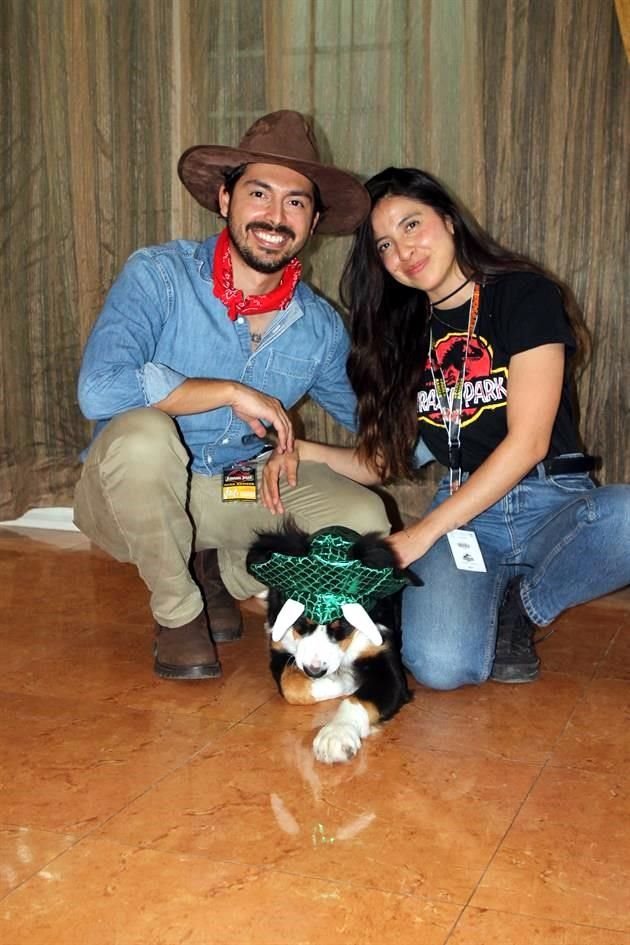 Christian Quintailla y Paola Vázquez con su mascota 'Kai'