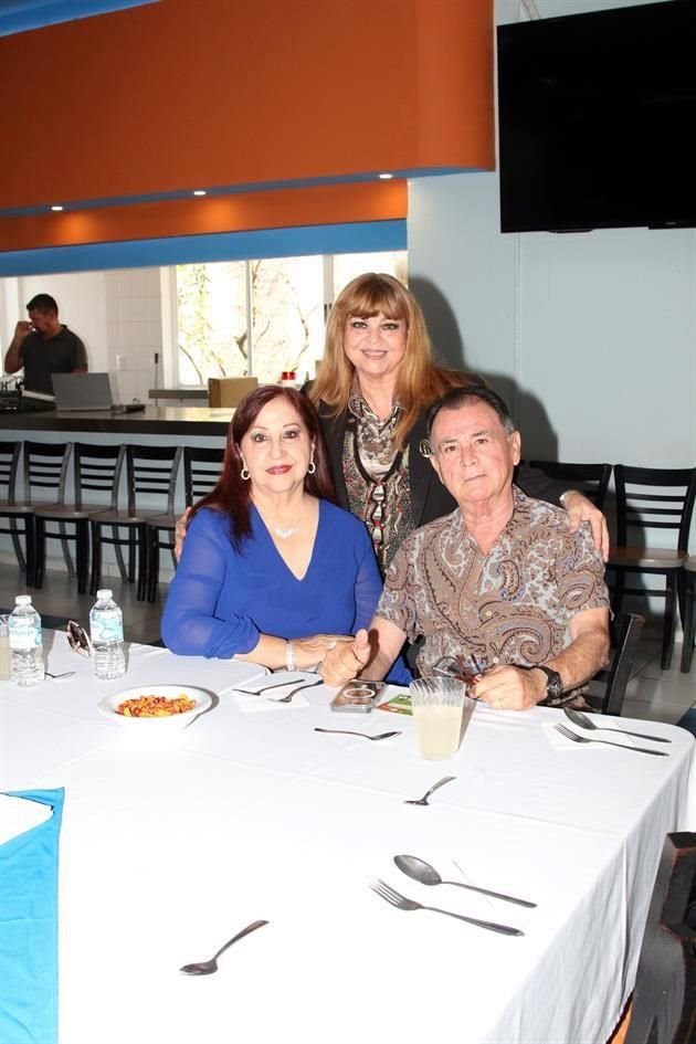 Mary Galindo de Cavazos, María Antonieta Cavazos y Eloy Cavazos