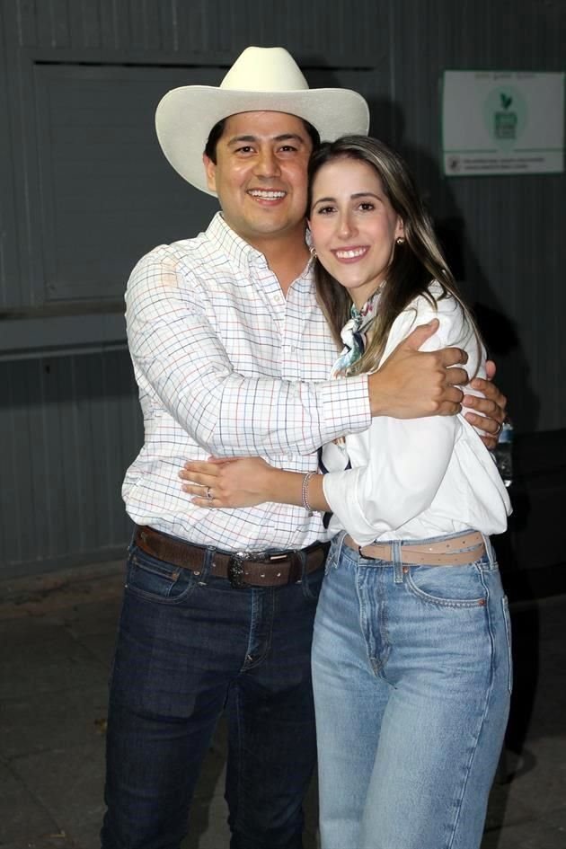 Óscar Burnes y Melissa Martínez de Burnes