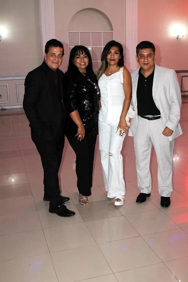 Luis Flores, Gabriela Rivera, Liz Flores y Omar Durán