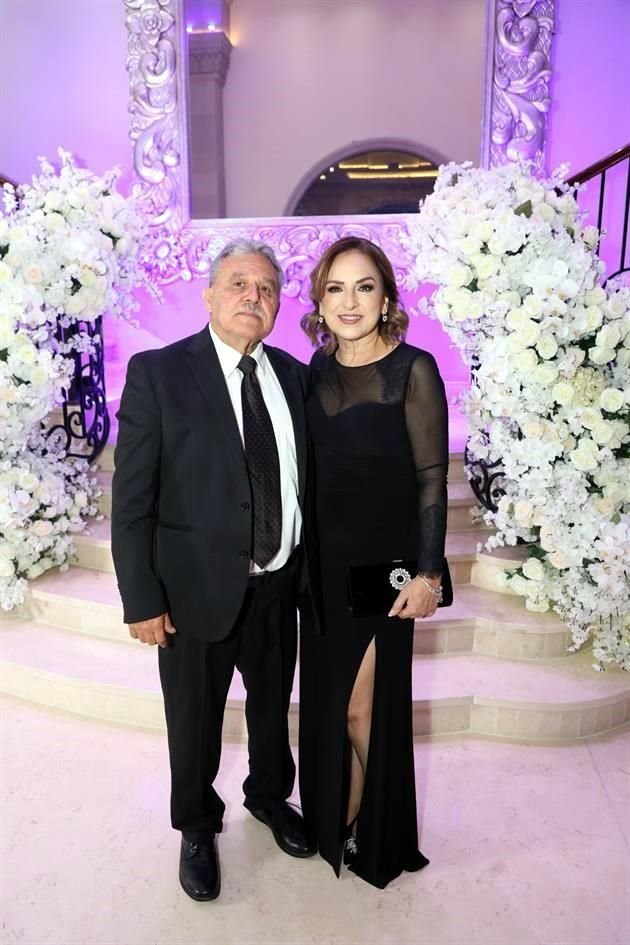 Reynaldo González y Mayra Salinas