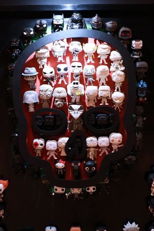 AUTOR: Adrián Edgar
TÍTULO: Héroes y Villanos
TÉCNICA: Figuras de plástico sobre madera