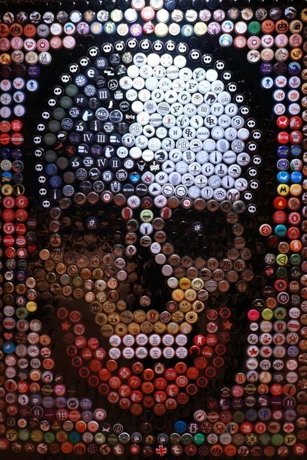 AUTOR: Adrián Edgar
TÍTULO: La vida es para tomar aquí, no para llevar
TÉCNICA: Fichas sobre madera