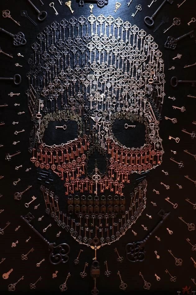 AUTOR: Adrián Edgar
TÍTULO: Silencio
TÉCNICA:  Llaves sobre madera