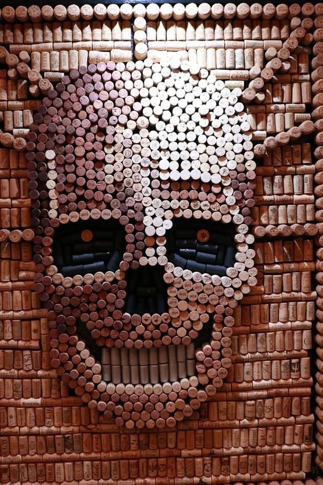 AUTOR: Adrián Edgar
TÍTULO: Celebra la vida
TÉCNICA: Corchos sobre madera