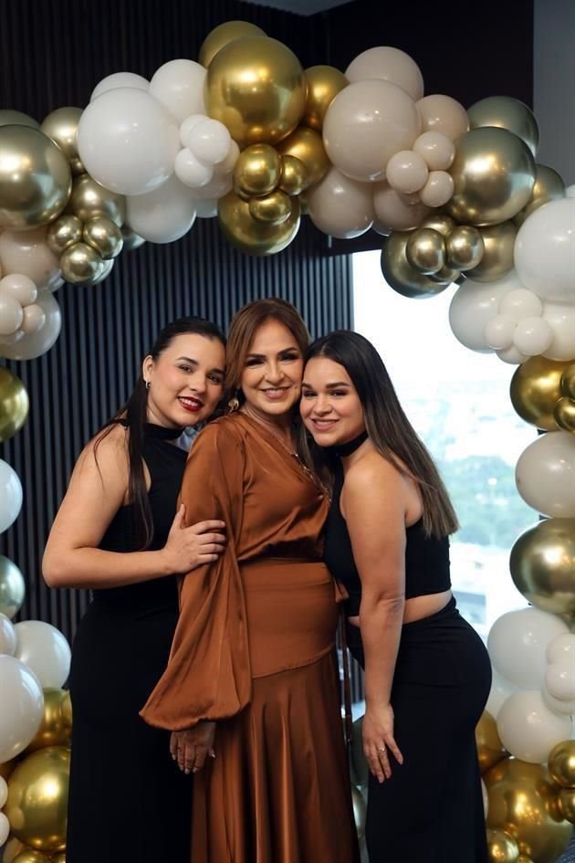 Alexandra González, Mayra Salinas de González e Itzel González