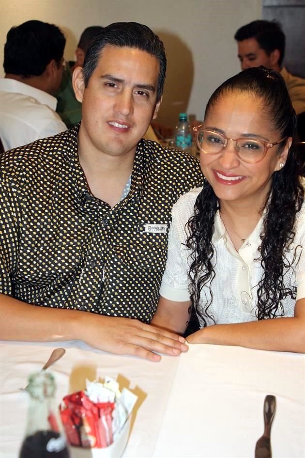 Eduardo Santos y Denisse Veytia