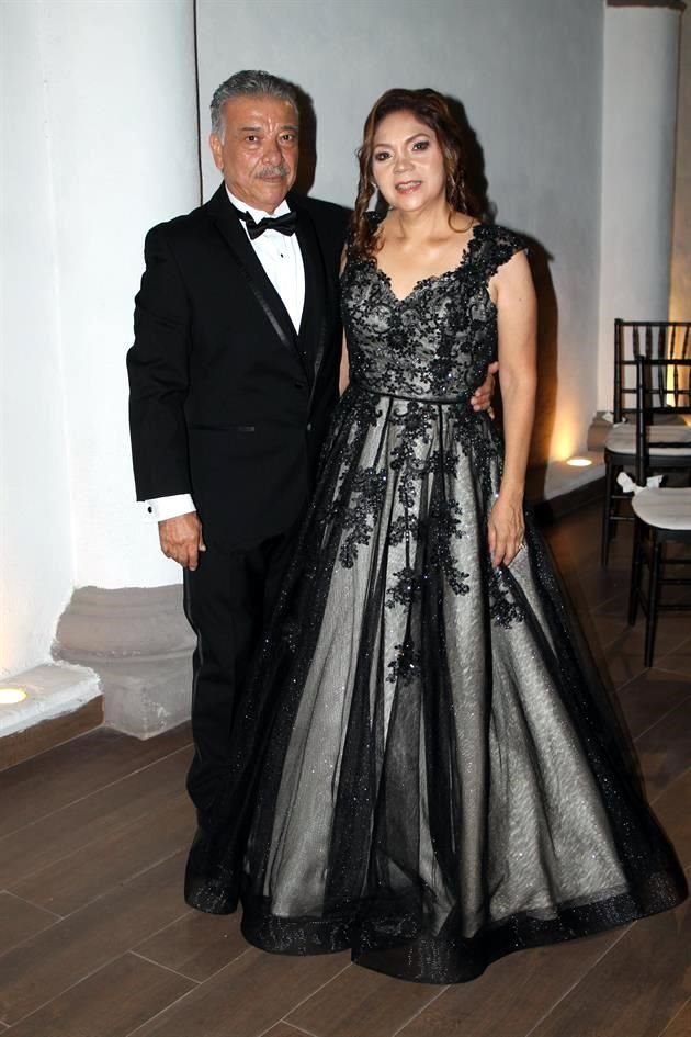 Jesús Mario Salinas Herrera y Laura Calderón González, papás de la novia