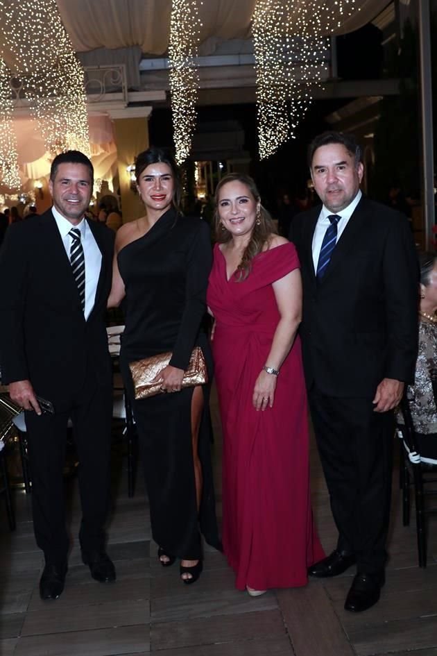 Javier Martínez, Gaby Betancourt de Martínez, Claudia Rivera de Garza y Ángel Garza Carranza