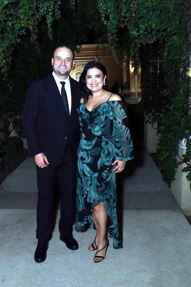 Luis Elizondo y Alejandra Garza