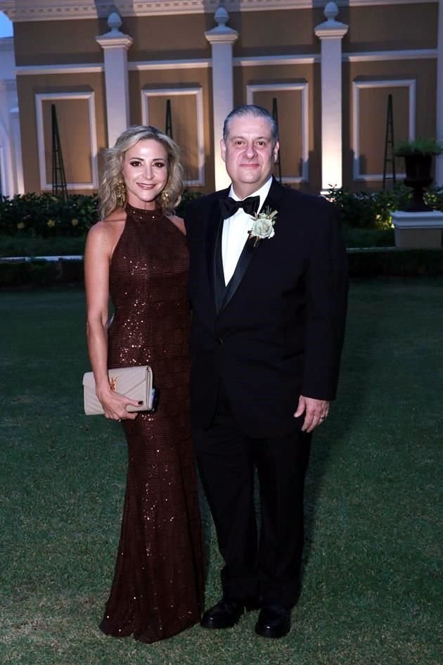 Mima Garza de Garza y Abelardo Garza