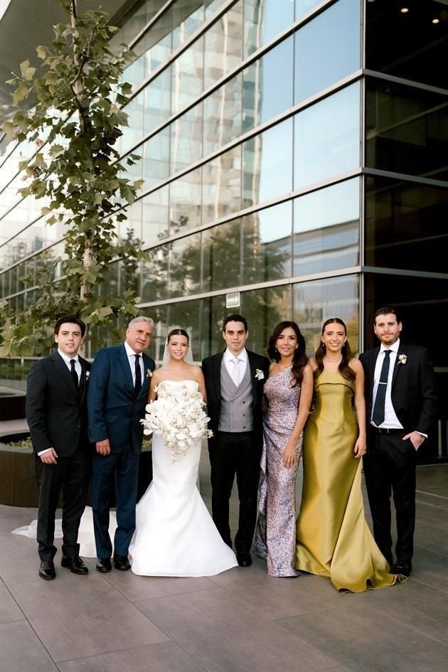 FAMILIA DE LA NOVIA. Andrés Gómez Garza, Wenceslao Gómez Treviño, LOS NOVIOS, Karina Garza de Gómez, Bárbara Gómez de Martínez y Bernardo Martínez