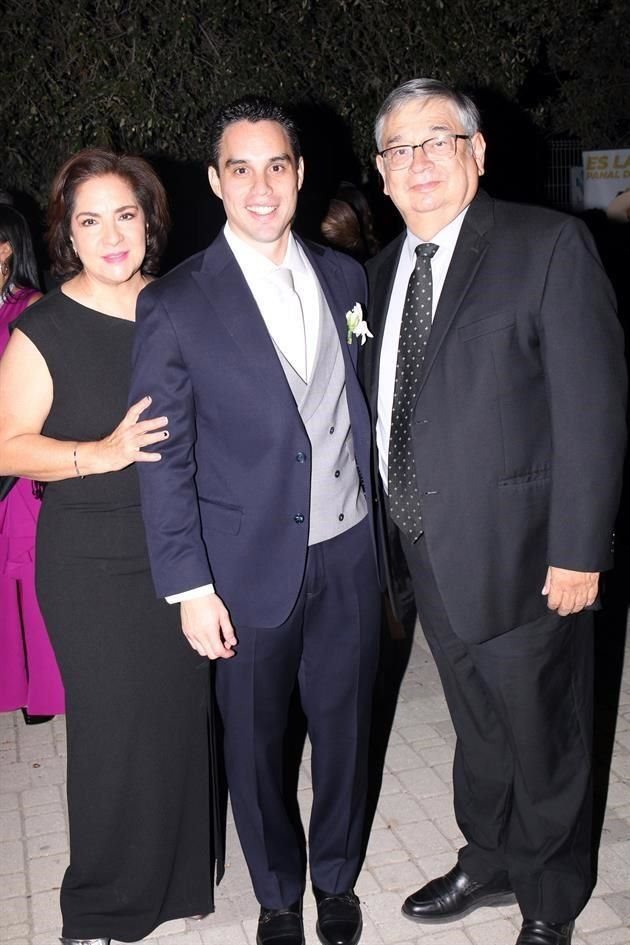 Paty Maldonado, el novio y Jaime Armendáriz