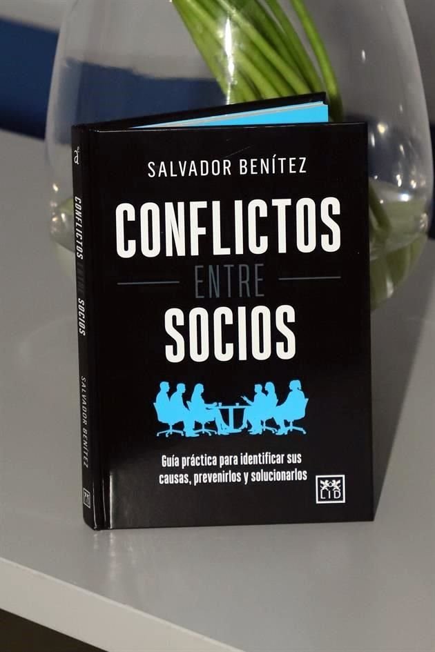 Portada del libro de Salvador Benítez.