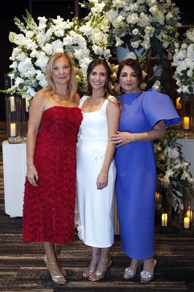 LA NOVIA ACOMPAÑADA DE SU SUEGRA Y SU MAMÁ. Rosa María Arredondo García y María Magdalena Garza Sepúlveda