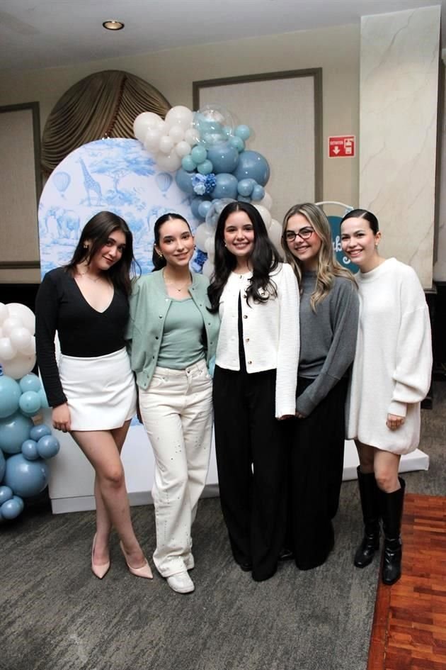 Rebeca Luis, Elina Santos, Alyssa Santos, Regina Luis y Mariana Luis