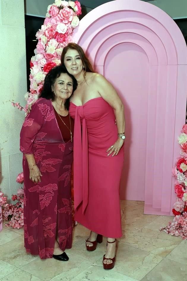 Nora Escalante de Espinosa y Ana Espinosa de Elizalde